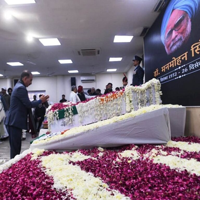 मनमोहन सिंह की अंतिम यात्रा में शामिल हुए CM सुक्खू:कांग्रेस मुख्यालय में दी श्रद्धांजलि, निगमबोध घाट पर अंतिम संस्कार, मोदी-राहुल रहे मौजूद