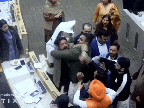 चंडीगढ़ निगम में कांग्रेस-भाजपा पार्षदों में हाथापाई:अनिल मसीह को 'वोट चोर' कहने पर हंगामा, मेयर चुनाव में गड़बड़ी की थी, मीटिंग स्थगित