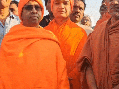 बांग्लादेश में हिंदुओं पर अत्याचार के खिलाफ अहमदाबाद में प्रदर्शन:हिंदू संगठनों, संत समिति और बीजेपी ने बनाई विशाल मानव श्रृंखला, चिन्मयदास की रिहाई की मांग