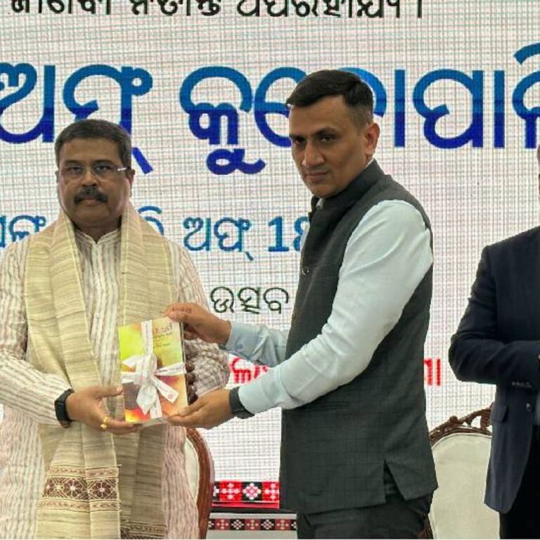 इंपैक्ट फीचर:केंद्रीय शिक्षा मंत्री धर्मेंद्र प्रधान और संबलपुर विधायक जयनारायण मिश्रा ने "कुडोपाली की गाथा: 1857 की अनसुनी कहानी" का विमोचन किया