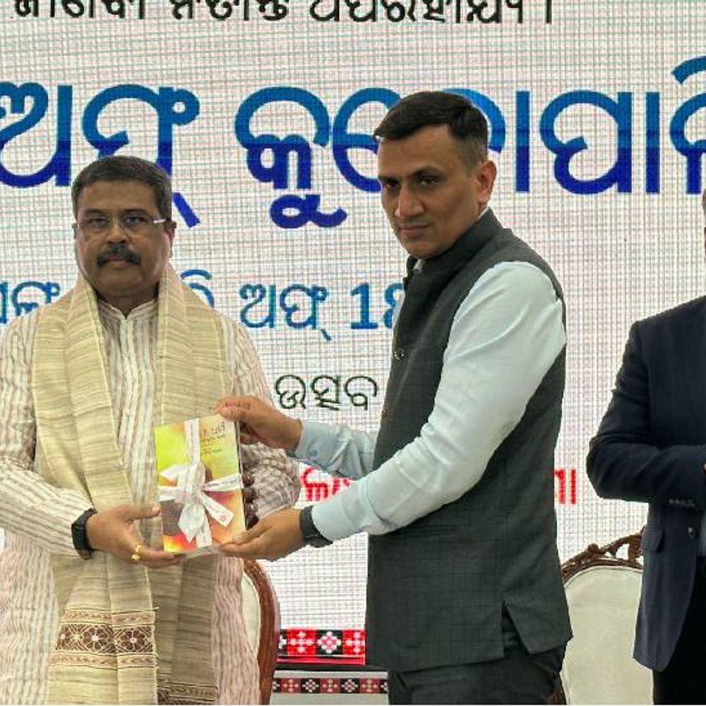 इंपैक्ट फीचर:केंद्रीय शिक्षा मंत्री धर्मेंद्र प्रधान और संबलपुर विधायक जयनारायण मिश्रा ने "कुडोपाली की गाथा: 1857 की अनसुनी कहानी" का विमोचन किया