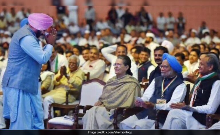 "Playing Politics": Navjot Sidhu Slams BJP Over Manmohan Singh Memorial Row