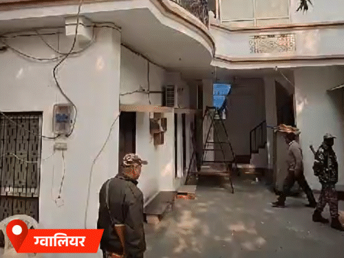 RTO के करोड़पति कॉन्स्टेबल के ठिकानों पर ईडी की रेड:भोपाल, ग्वालियर-जबलपुर में मेटल डिटेक्टर के साथ सर्चिंग; कार में मिला था 54 किलो सोना