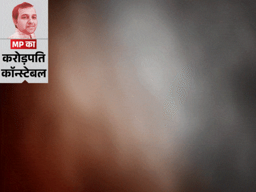 RTO के करोड़पति पूर्व कॉन्स्टेबल की मां का खुलासा:जिस गाड़ी में 54 किलो सोना और 11 करोड़ मिले उसे पूरा ‘दफ्तर’ इस्तेमाल करता था