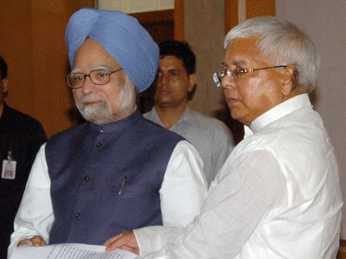 मनमोहन सिंह को PM नहीं बनाना चाहते थे लालू:सोनिया गांधी ने घर जाकर मनाया, RJD सुप्रीमो को डिनर में किया मिस, पढ़ें यादगार किस्से