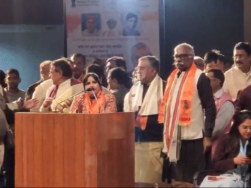 ईश्वर-अल्लाह तेरो नाम...भजन पर हंगामा, गायिका को माफी मांगनी पड़ी:सिंगर को 'जय श्रीराम' के नारे लगाने पड़े; पटना में 'मैं अटल रहूंगा’ कार्यक्रम की घटना