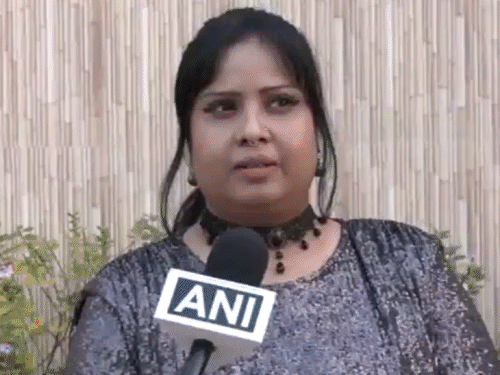'जहां गांधी जी पहुंचे हैं, वहां पहुंचा देंगे':सोशल मीडिया पर सिंगर देवी को मिल रही धमकी; बोलीं- पागलों के झुंड के लिए मांगी थी माफी