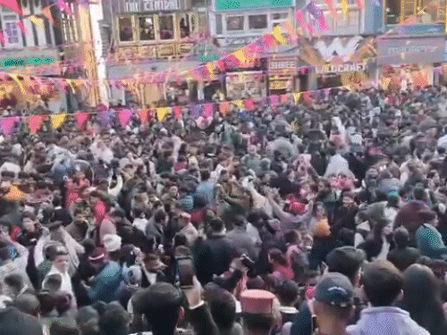 हिमाचल में क्रिसमस का जश्न शुरू:रिज-मॉल रोड टूरिस्ट से पूरी तरह पैक; DJ की धुनों पर थिरक रहे, देर रात तक चलेगा जश्न