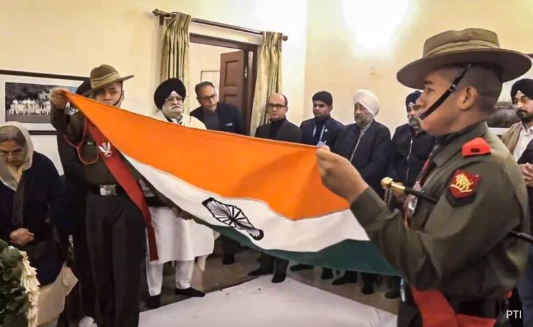 Manmohan Singh's Bier Draped In National Flag