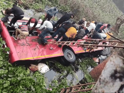 पंजाब में ओवरस्पीड बस गंदे नाले में गिरी, 8 मरे:24 से ज्यादा घायल, मृतकों को 2 लाख, घायलों को 50 हजार देने का ऐलान
