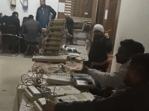 हरियाणा निकाय चुनाव से पहले EVM की बैटरियां बदल रहीं:हैदराबाद से भेजी गई टेक्निकल टीमें, 14877 ईवीएम की चेकिंग की जा रही