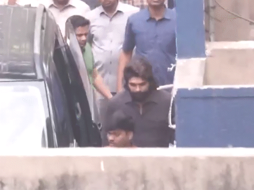 भगदड़ केस-अल्लू अर्जुन से 3 घंटे से ज्यादा पूछताछ हुई:पुलिस सीन री-क्रिएट कर सकती है; संध्या थिएटर का नया वीडियो सामने आया