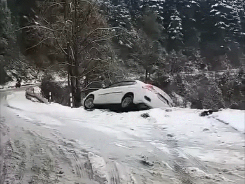 हिमाचल में बर्फ पर फिसली टूरिस्ट कार,VIDEO:कुफरी में सड़क किनारे हवा में लटका; 5 यात्री थे सवार, बड़ा हादसा होने से टला
