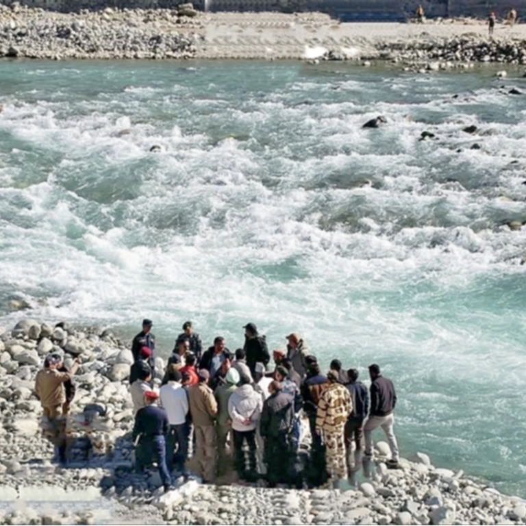 उत्तराखंड में काली नदी पर 2 साल से रुका कंस्ट्रक्शन:तटबंध बना रहे मजदूरों पर नेपाल से पथराव, जेसीबी ऑपरेटर को 3 घंटे बंदी बनाया