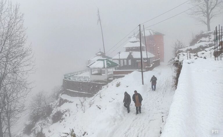 Himachal Pradesh, J&K, Covered In Heavy Snow, Smog Grips Delhi-NCR