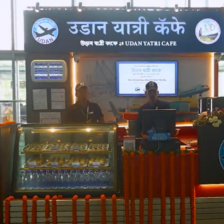 कोलकाता एयरपोर्ट पर उड़ान यात्री कैफे शुरू:₹10 में चाय और ₹20 में कॉफी-समोसा; AAP सांसद राघव चड्ढा ने संसद में सुझाव दिया था