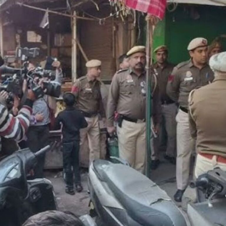 दिल्ली में बांग्लादेशियों की फेक ID बनाने वाले 11 गिरफ्तार:बांग्लादेश से लाकर लोगों को बसाते थे, 1 हजार से अधिक की पहचान हुई