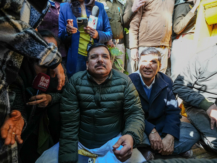दिल्ली में AAP का शीशमहल Vs भाजपा का राजमहल:AAP नेताओं की पुलिस से झड़प; भाजपा ने आतिशी को बंगले वाली देवी बताया