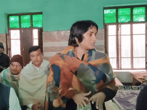 अधिकारियों से परेशान हुईं विनेश फोगाट:बोलीं- अधिकारी मेरे हाथ में नहीं, जो साइन कर दें, उनके पास मुख्यमंत्री का फोन आ जाता है