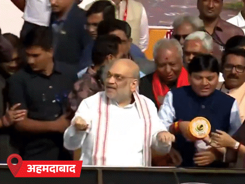 मकर संक्रांति, गुजरात में पतंगबाजी के दौरान 6 की मौत:जयपुर के गोविंद देवजी मंदिर को पतंगों से सजाया; शाह ने अहमदाबाद में पतंग उड़ाई