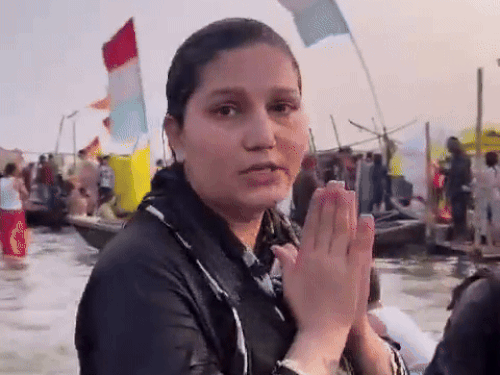 हरियाणवी डांसर सपना चौधरी ने लगाई महाकुंभ में डुबकी:प्रयागराज में संगम में नांव में घूमती दिखीं, VIDEO जारी किया, बिग बॉस में रह चुकीं