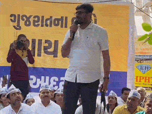 आप नेता ने खुद को बेल्ट से पीटा, वीडियो वायरल:कहा- इससे लोगों की सोई आत्मा जागेगी; पुलिस द्वारा महिला को पीटने से नाराज थे