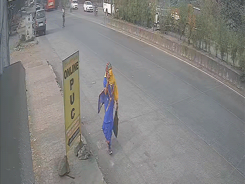 मुंबई में कार ने महिला-पुरुष को टक्कर मारी, Video:कई फीट दूर जाकर गिरे दोनों, एक की मौत और दूसरा गंभीर