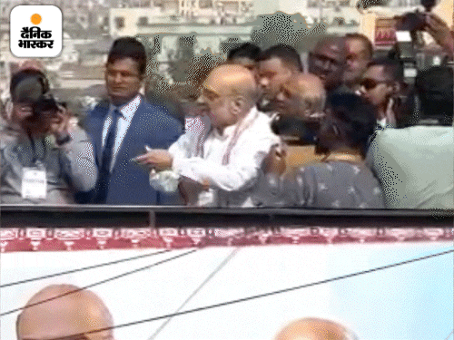 गृहमंत्री अमित शाह ने अहमदाबाद में उड़ाई पतंग:कार्यकर्ताओं के साथ मनाई मकर संक्रांति, आवास योजना के विकास कार्यों का उद्घाटन किया