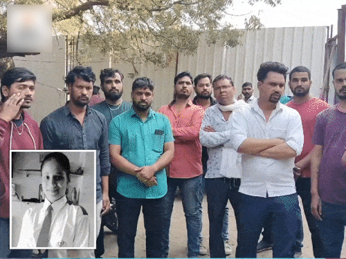 सूरत में आठवीं की छात्रा ने सुसाइड किया:परिवार ने कहा- फीस नहीं भरने पर बेटी को 2 दिन तक बाथरूम के पास खड़ा रखा