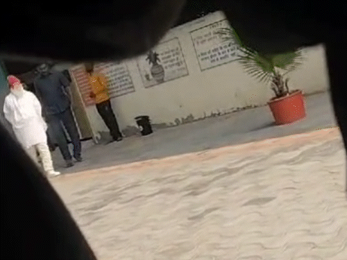 जमानत के 12 साल बाद अहमदाबाद पहुंचा आसाराम:अनुयायियों से न मिलने की शर्त के बावजूद मोटेरा आश्रम में पहुंचे साधक, पुलिस अलर्ट