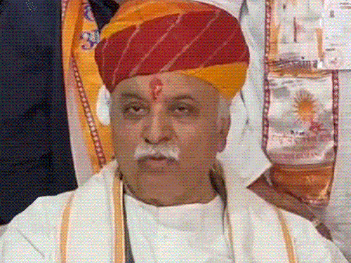 बांग्लादेश के खिलाफ आंखें लाल करने का समय आ गया:तोगड़िया बोले- हिंदुओं की सुरक्षा के लिए कानून,डंडे दोनों का सहारा लेंगे, नरेंद्र भाई-अमित भाई कदम उठाएंगे
