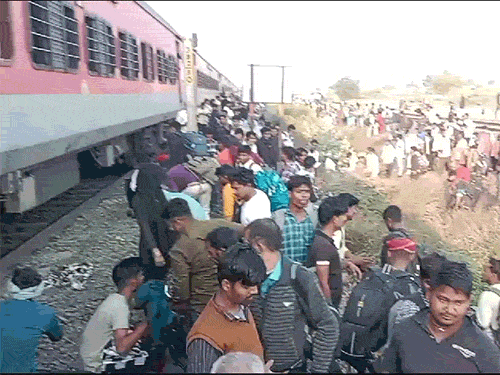 चायवाले ने फैलाई पुष्पक एक्सप्रेस में आग की अफवाह:लोग ट्रेन से उतरकर ट्रैक पर खड़े थे, दूसरी ट्रेन ने कुचल दिया; 13 की मौत