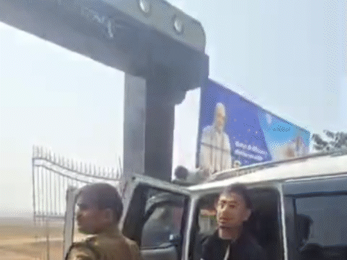 JDU सांसद अजय मंडल ने पत्रकारों को दौड़ा-दौड़ाकर पीटा, VIDEO:गालियां भी दीं, पुलिस तमाशा देखती रही; CM की यात्रा कवर करने पहुंचे थे