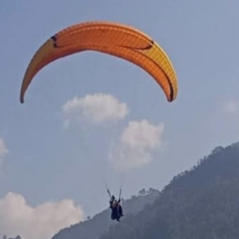 हिमाचल में टूरिस्ट की मौत:पैराग्लाइडिंग के दौरान हादसा, पायलट भी घायल, रायसन से भरी उड़ान, आंध्र प्रदेश से कुल्लू आया था