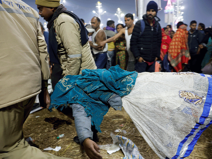 भगदड़ के बाद का मंजर 45 तस्वीरों में:परिजन ने शव का हाथ नहीं छोड़ा, डर था बॉडी खो न जाए; अस्पताल में 11 बॉडीज थीं
