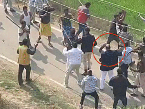 कांग्रेस सांसद मनोज राम पर लाठी-डंडों से हमला, VIDEO:गांव वालों ने पुलिस के सामने ही सिर फोड़ा, गार्ड और ड्राइवर भी घायल