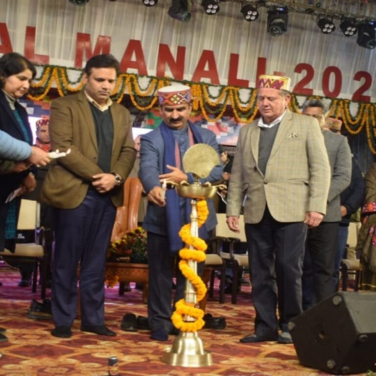 हिमाचल CM ने किया मनाली विंटर कार्निवाल का आगाज:सांस्कृतिक संध्या का शुभारंभ, विंटर-क्वीन, वॉयस ऑफ कार्निवाल चुना जाएगा