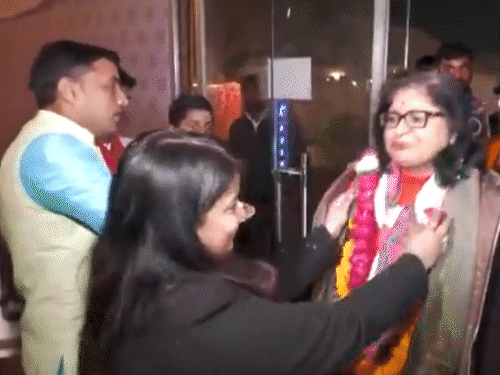 महाकुंभ पहुंचे 10 देशों से मेहमान, चंदन लगाकर स्वागत:अमिताभ ने लिखा- महाकुंभ स्नान भव; मॉडल हर्षा को पेशवाई में रथ पर बैठाने से संत नाराज