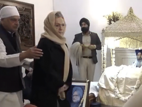 मनमोहन सिंह के घर अखंड पाठ और भोग:सोनिया गांधी और कांग्रेस अध्यक्ष खड़गे पहुंचे, पूर्व PM को श्रद्धांजलि दी