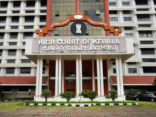 केरल HC बोला- महिला के फिगर पर कमेंट करना अपराध:ऑफिस में सहकर्मी पर केस दर्ज; आरोप- मैसेज में सेक्शुअल कमेंट किए
