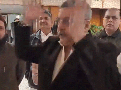 वक्फ संशोधन बिल पर JPC की बैठक,10 विपक्षी सांसद सस्पेंड:हुर्रियत नेता मीरवाइज ने संशोधन को खतरा बताया, बोले- इसमें कलेक्टर को मनमानी पावर