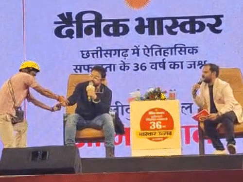 आमिर खान ने बताई सलमान से गुस्से की वजह:रायपुर भास्कर उत्सव में अमिताभ की पेंटिंग बनाई; महिला से कहा-तोर से अब्बड़ मया करथों