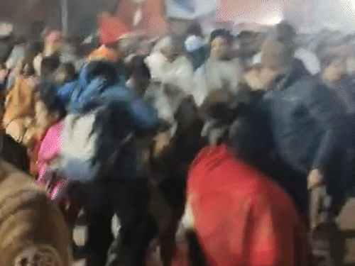 महाकुंभ में भगदड़- दिल दहलाने वाले 10 VIDEO:महिलाएं नीचे गिरीं, भीड़ कुचलती चली गई; पांटून पुल बंद थे तो जान बचाने कूदे लोग
