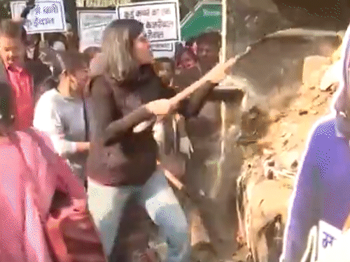 स्वाति मालीवाल ने केजरीवाल के घर के बाहर कचरा फेंका:पुलिस ने हिरासत में लिया; बोलीं- केजरीवाल सुधर जाओ, वरना जनता सुधार देगी
