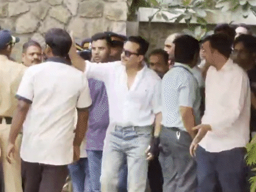 सैफ अली खान के घर पहुंची मुंबई पुलिस:बयान दर्ज करेगी, केस की जांच नए अफसर को सौंपी गई; कल अस्पताल से डिस्चार्ज हुए थे एक्टर