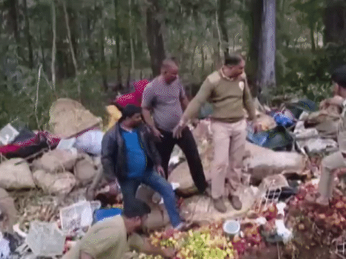 कर्नाटक में ट्रक 50 मीटर गहरी खाई में गिरा:10 की मौत, 15 घायल; किसान फल-सब्जियां बेचने मेला जा रहे थे