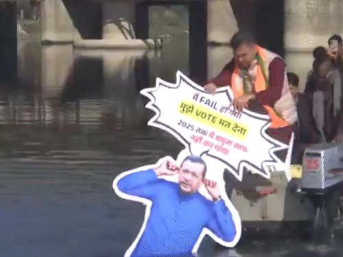 दिल्ली चुनाव अपडेट:प्रवेश वर्मा ने केजरीवाल का कटआउट यमुना में डुबोया, इस पर लिखा था- मैं यमुना साफ नहीं कर पाया, माफ करना