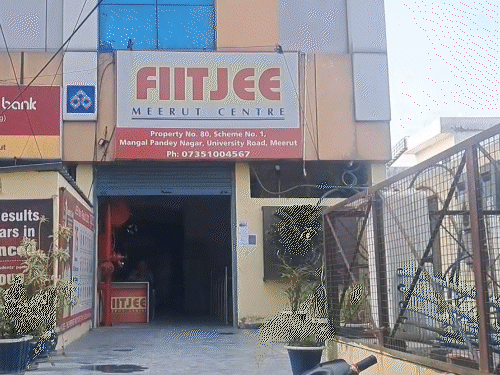 FIITJEE कोचिंग देश के 5 राज्यों में बंद:बिना नोटिस सेंटर्स पर ताले लगाकर भागे; 2-3 लाख तक एडवांस फीस वसूल चुके थे