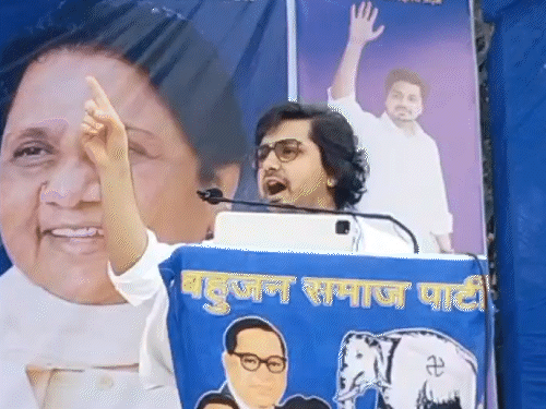 मायावती के भतीजे बोले-केजरीवाल के वादे द्रौपदी की साड़ी जैसे:ये फेंकते जाएं, हम लपेटते जाएं; कांग्रेस के भाई-बहन फैशन-फैशन खेल रहे