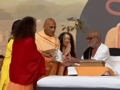 महाकुंभ में नागा साधु ने यूट्यूबर का सिर फोड़ा:मोनालिसा ने भी प्रयागराज छोड़ा; 22 जनवरी को योगी कैबिनेट की बैठक